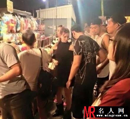 周杰伦带着新婚妻子逛夜市 昆凌身材仍姣好(1)