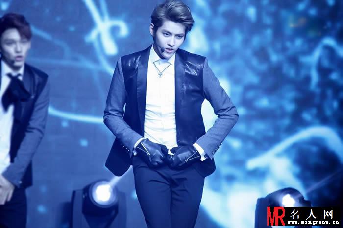 吴亦凡2013年百度娱乐沸点现场卖力表演颜值爆表(1)