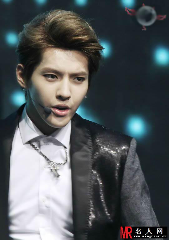 吴亦凡2013年百度娱乐沸点现场卖力表演颜值爆表(1)