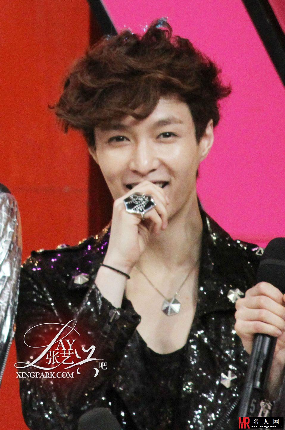EXO张艺兴2012年青涩出席江苏卫视非常不一般 帅气时尚引粉丝欢呼(1)
