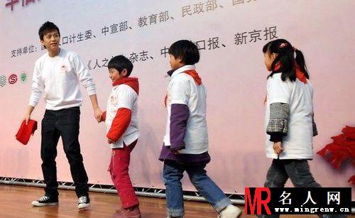 阳光女孩基金启动 邓超出任代言人(1)