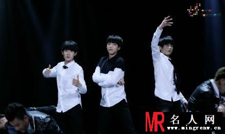 TFBOYS获得奖项 倾情演唱并与王力宏合照(1)