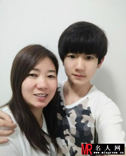 TFBOYS和她们妈妈的甜蜜合影(1)