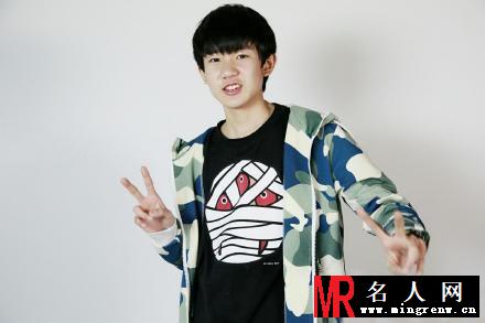 TFBOYS王源给六百万粉丝的福利 可爱搞怪令人喜爱(1)