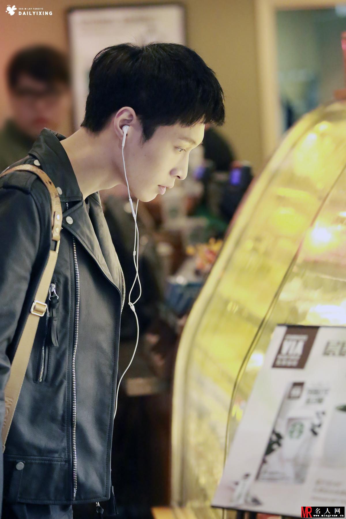 EXO张艺兴2015年4月现身机场黄色双肩包抢眼(1)