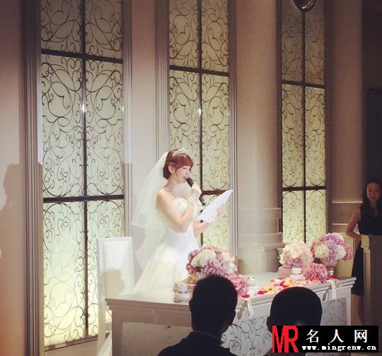 AKB48小嶋阳菜披婚纱热心有爱 举办婚礼庆祝写真大卖(1)
