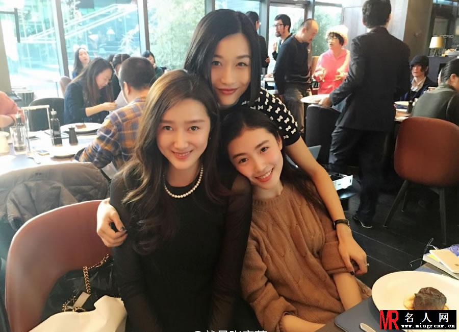 母神张辛苑微博生活照高清图集 酥胸外露展姣好身材(1)