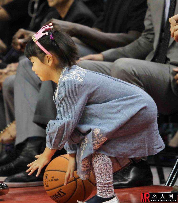 姚明携妻女观战NBA 小沁蕾大展运动天赋(1)