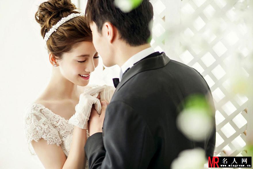 林峰女友吴千语婚纱广告曝光 与男模低头相望(1)