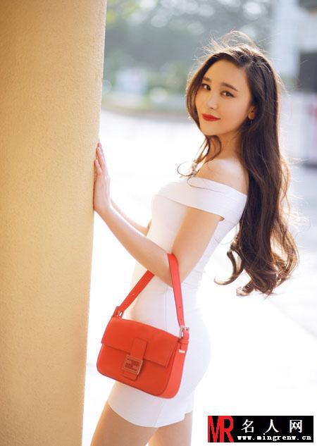 袁菲街拍秀丰胸翘臀 展现熟女性感魅惑(1)