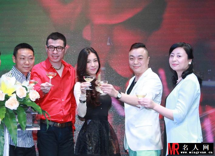 张柏芝上海开酒吧 与男嘉宾碰杯风情万种(1)