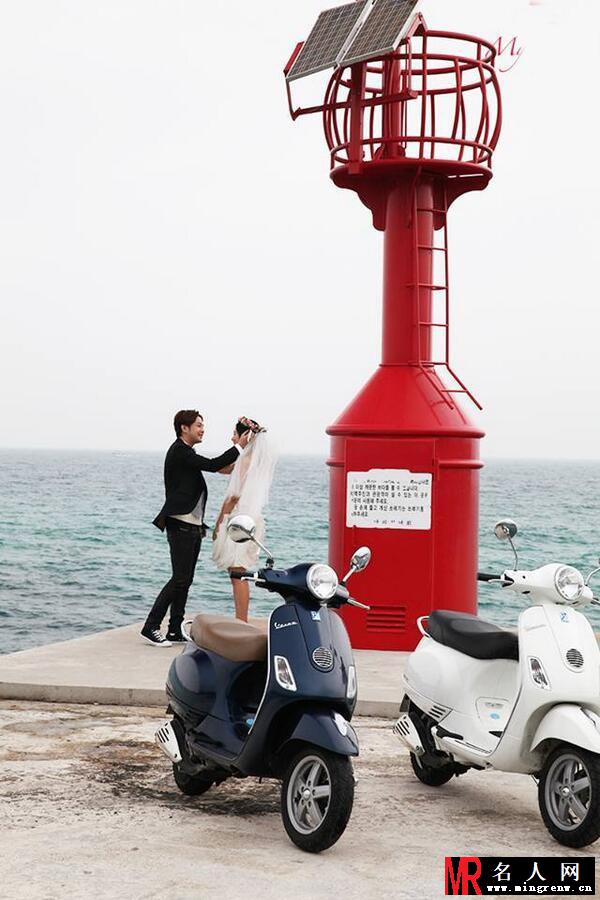 张根硕牵手朴信惠 济州岛清新甜蜜写真(1)