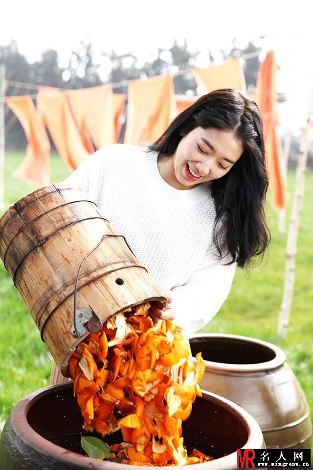 张根硕牵手朴信惠 济州岛清新甜蜜写真(1)