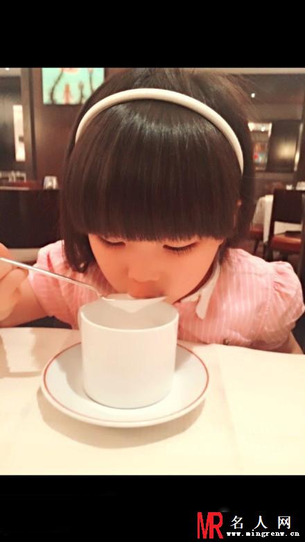 王诗龄纽约行 小甜妞变身小女王萌翻全场(1)