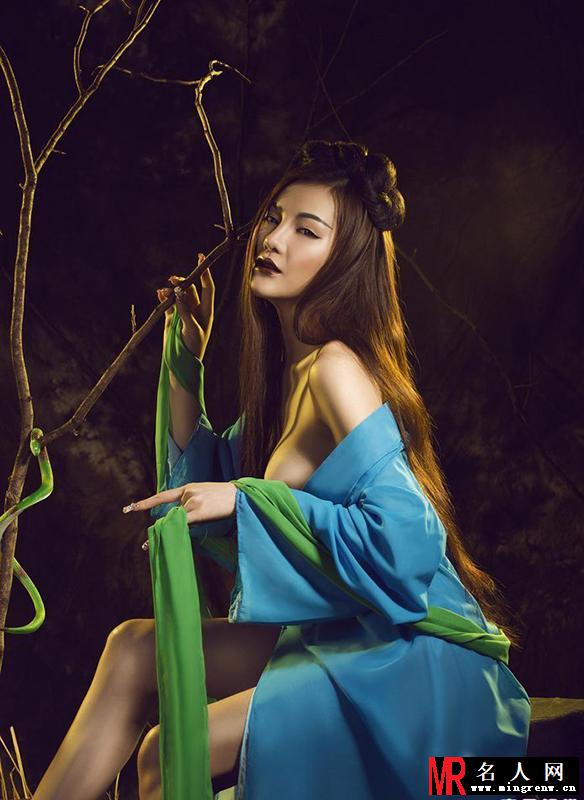 嫩模张心儿蛇精写真 豪乳出镜被蛇咬伤(1)