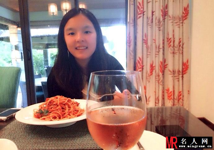哈文李咏海边半裸度假照 女儿小法曝光(1)