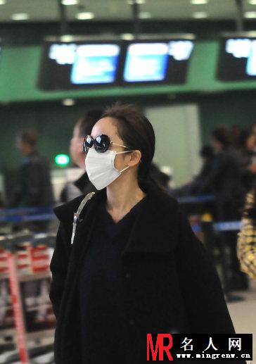 杨幂宽松黑装现身上海机场孕味十足(1)