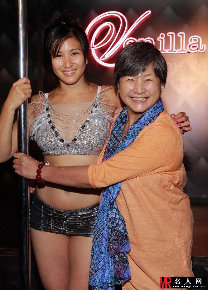 郑佩佩女儿大跳钢管舞 直立一字马超厉害(1)