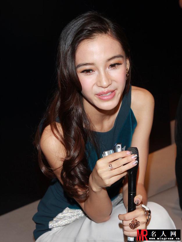 Angelababy优雅长裙亮相钟表品牌活动(1)