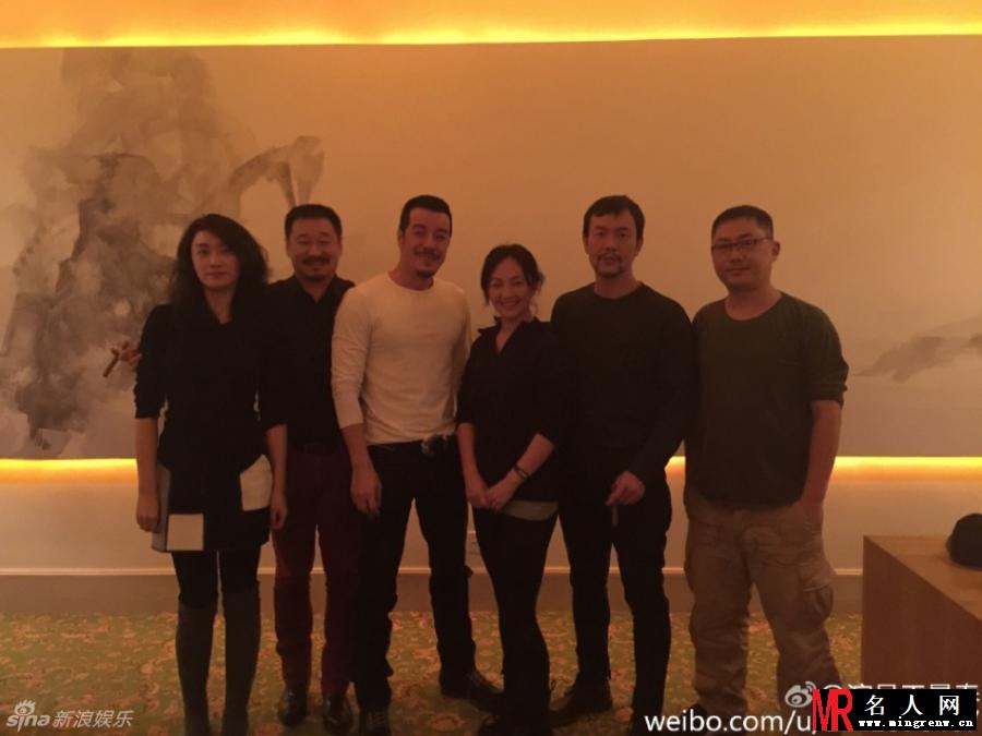 胡歌参加上戏70年校庆 学生打扮上台朗诵(1)