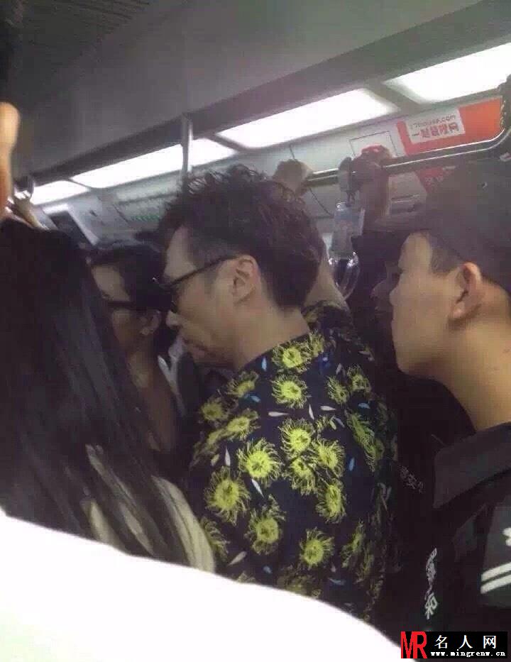 吴镇宇陈楚生挤北京地铁 早高峰轻松入座(1)