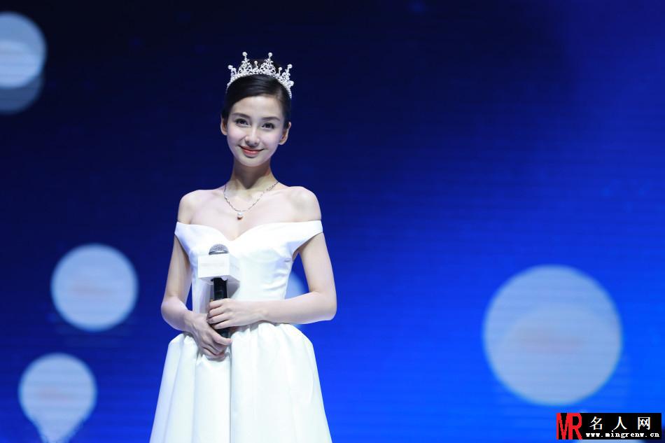 Angelababy头戴皇冠白裙仙气 秒变小公举(1)