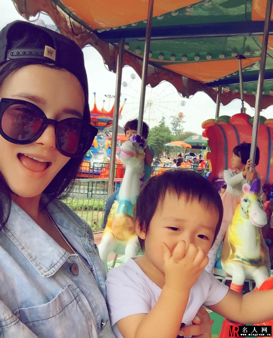曝邹市明娇妻冉莹颖美艳私照 系央视主持人(1)