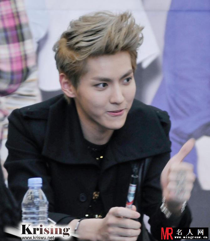 2012年EXO韩国永登浦签售吴亦凡图片 黑色系服装衬托高品质颜值(1)