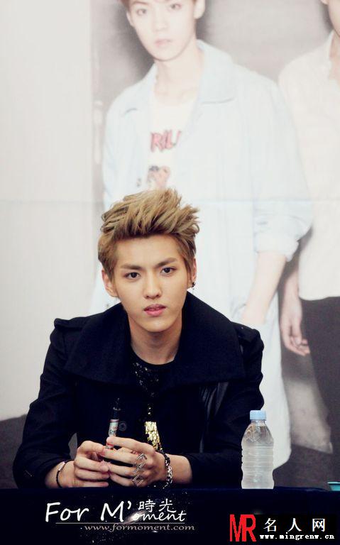 2012年EXO韩国永登浦签售吴亦凡图片 黑色系服装衬托高品质颜值(1)