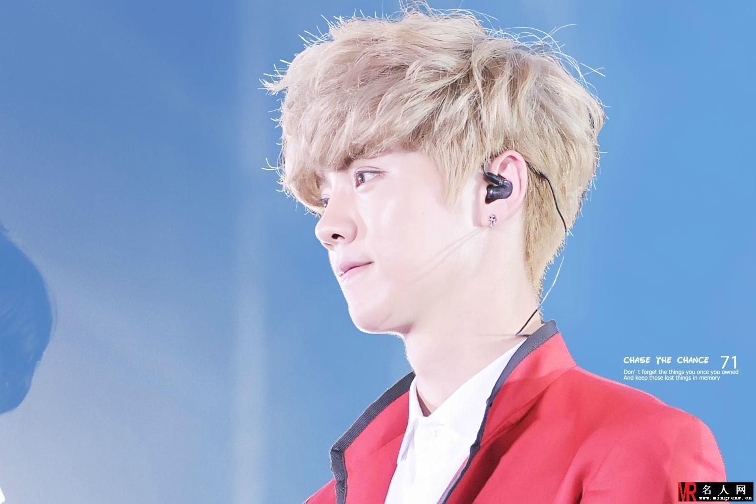 鹿晗2014年与EXO众成员韩国一巡演唱会 红色西装童颜可爱(1)