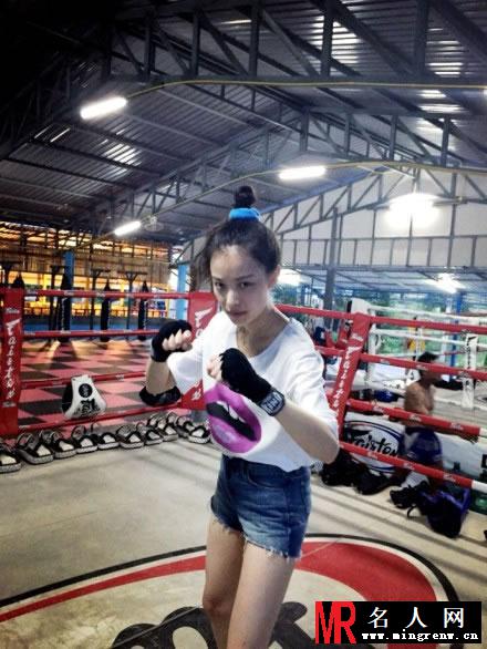 倪妮2014学习拳击照 女神瞬间变成凶残女汉子(1)