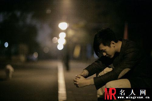 邓超拍摄怀旧写真 叼烟展露颓废气质(1)