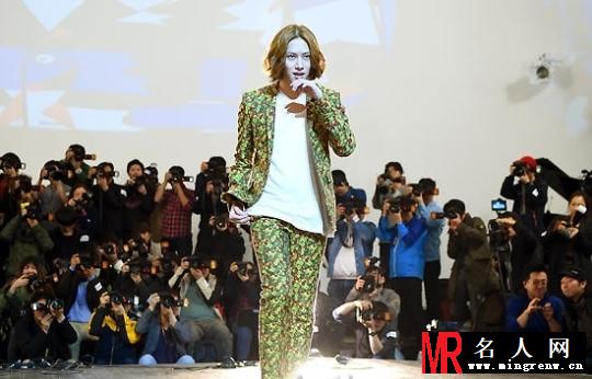 SJ金希澈花西服走秀 具荷拉宝拉Hani同出席(1)