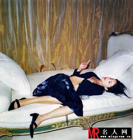 王菲罕见旧照曝光 展天后慵懒气质(1)
