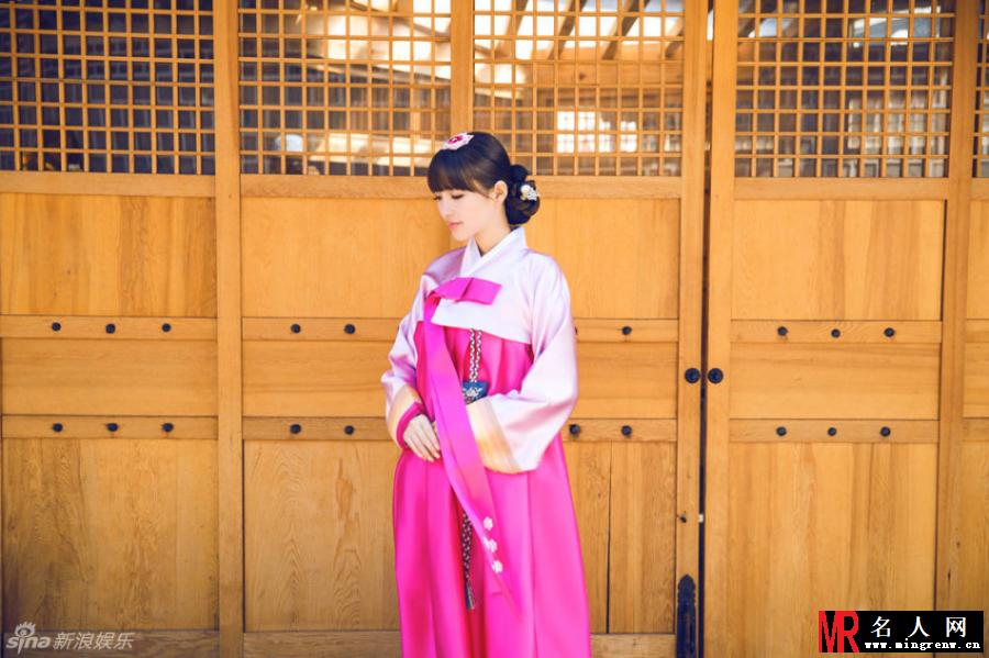 金莎韩服写真 嘟嘴卖萌讨喜(1)