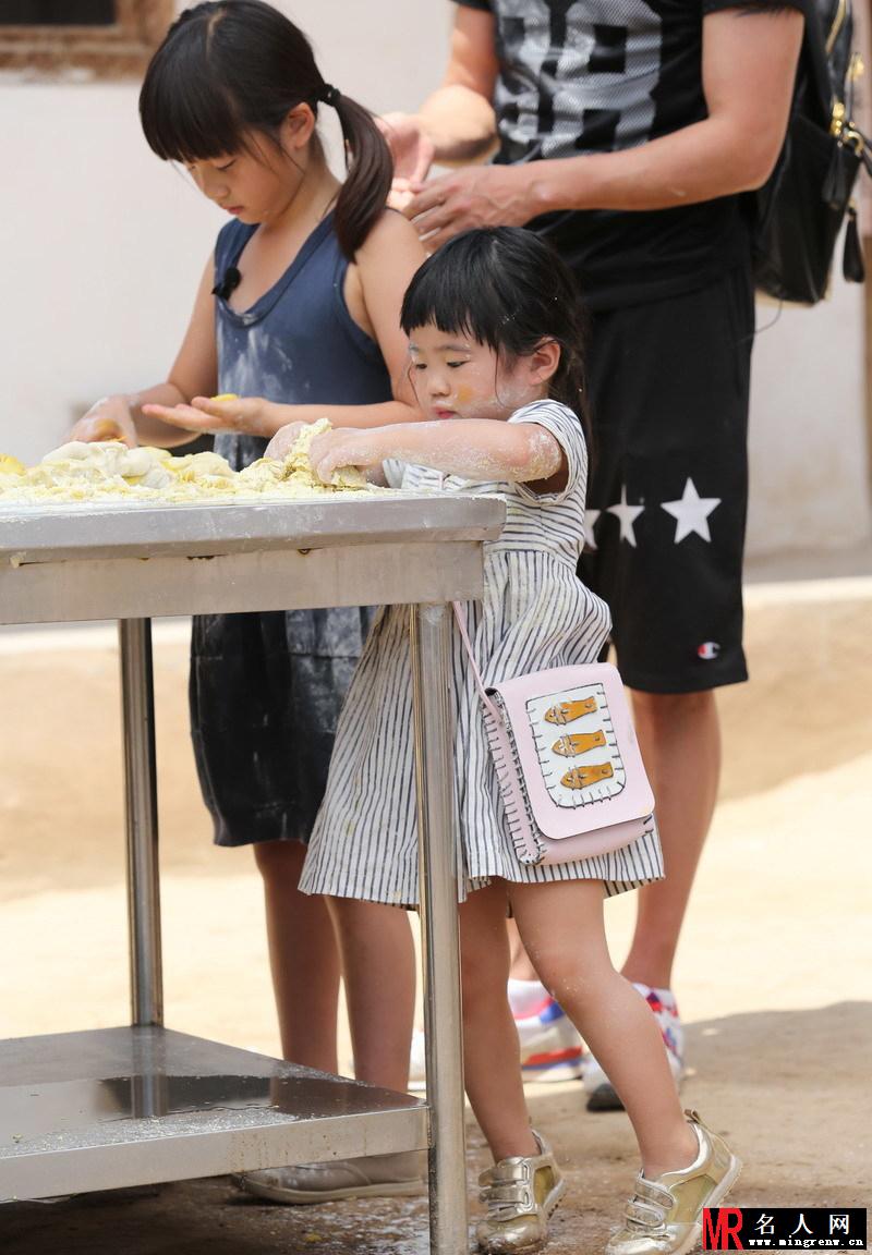 萌娃DIY兰州拉面 网友调侃玩坏拉面(1)