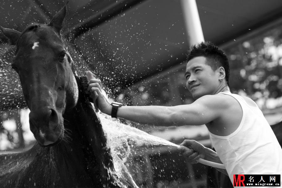 何晟铭马场拍写真 湿身秀臂肌(1)