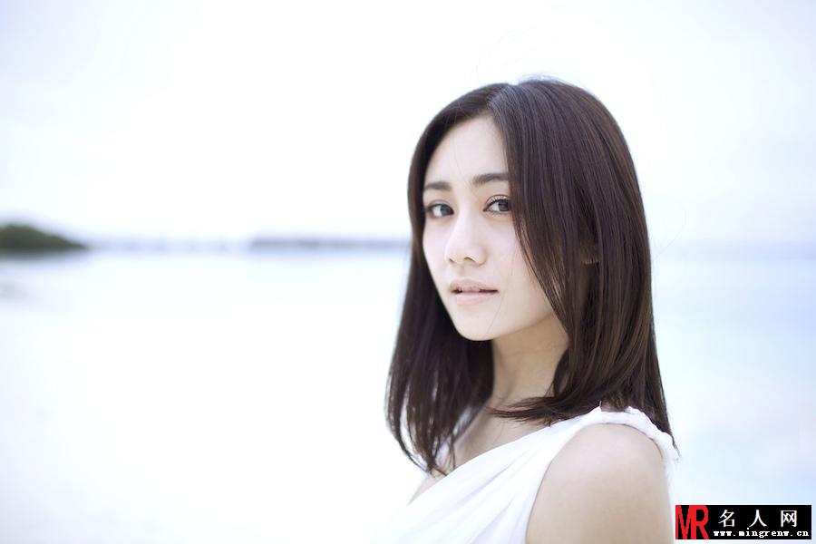 刘云夏日写真曝光 白色长裙清新淡雅(1)
