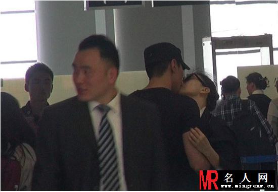 明星网独家记录高圆圆赵又廷忘情热吻甜蜜瞬间(1)