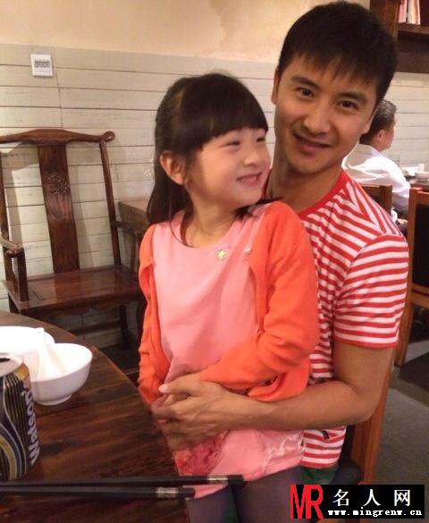田雨橙幼儿园毕业照曝光 穿学士服有模有样(1)