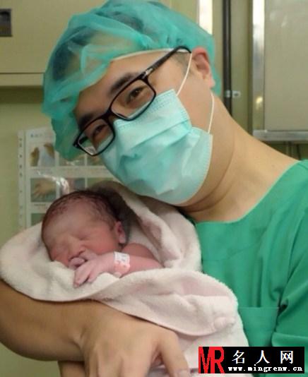 梁静茹全家福曝光 老公抱女合不拢嘴(1)