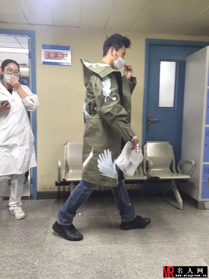 李晨手指受伤包扎明显 戴口罩现身医院(1)