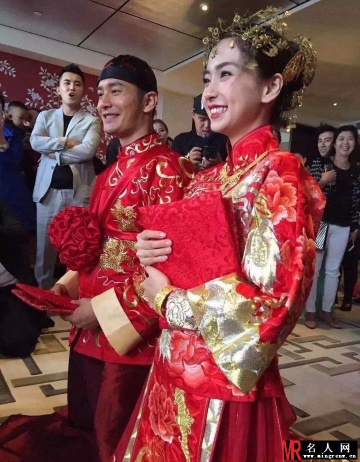 黄晓明baby跪地斟茶 领父母红包开怀大笑(1)