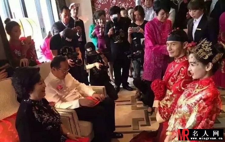 黄晓明baby跪地斟茶 领父母红包开怀大笑(1)