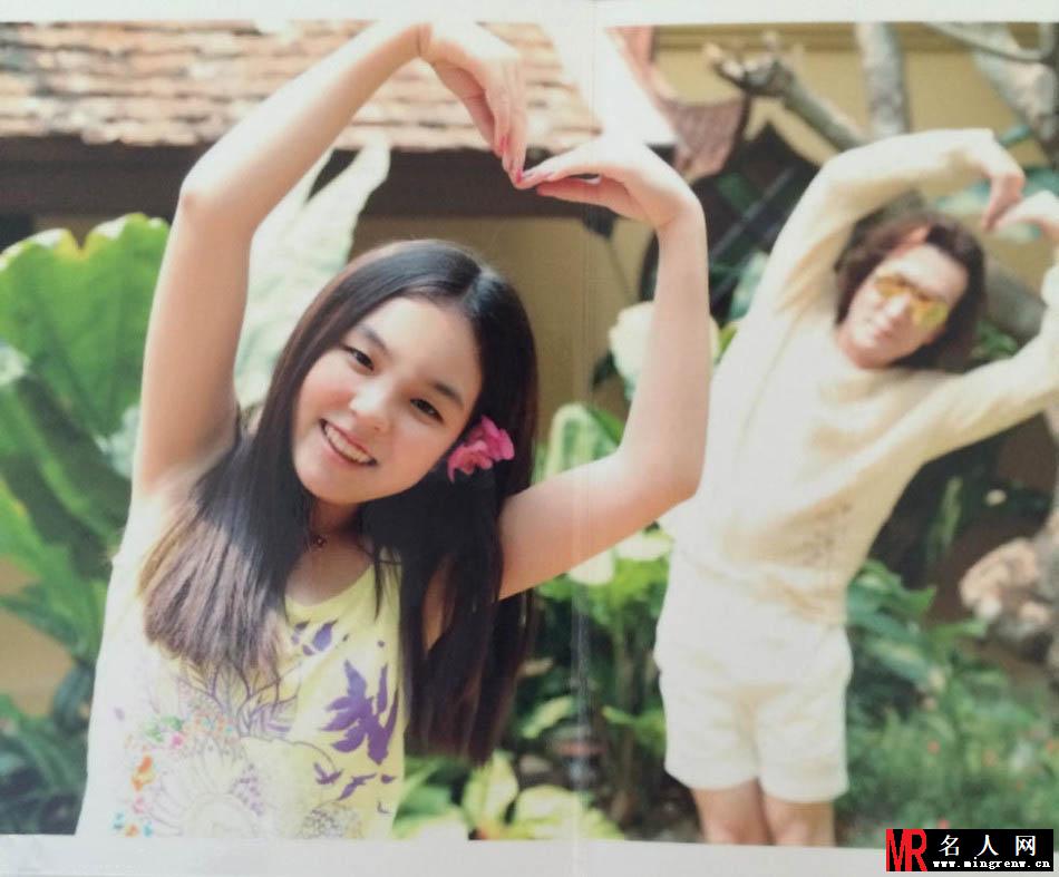 李咏和女儿度周末 小法墨镜酷炫潮装吸睛(1)