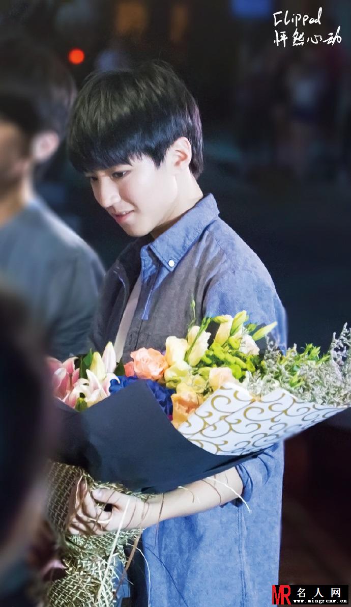 TFBOYS加盟《偶像来了》手捧鲜花见女神(1)