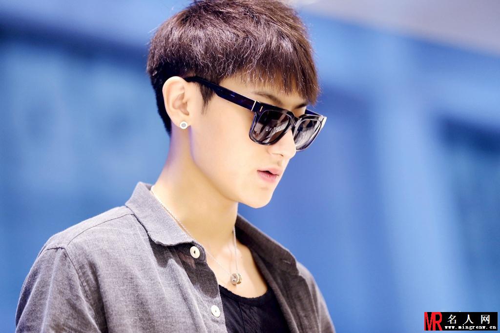 2014年9月EXO仁川飞上海转机抵达三亚机场帅气写真黄子韬图片写真(1)