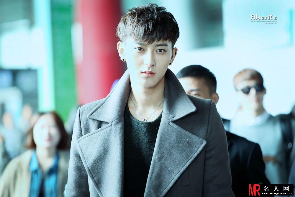2014年11月EXO韩国金浦飞往北京机场帅气写真黄子韬图片写真(1)