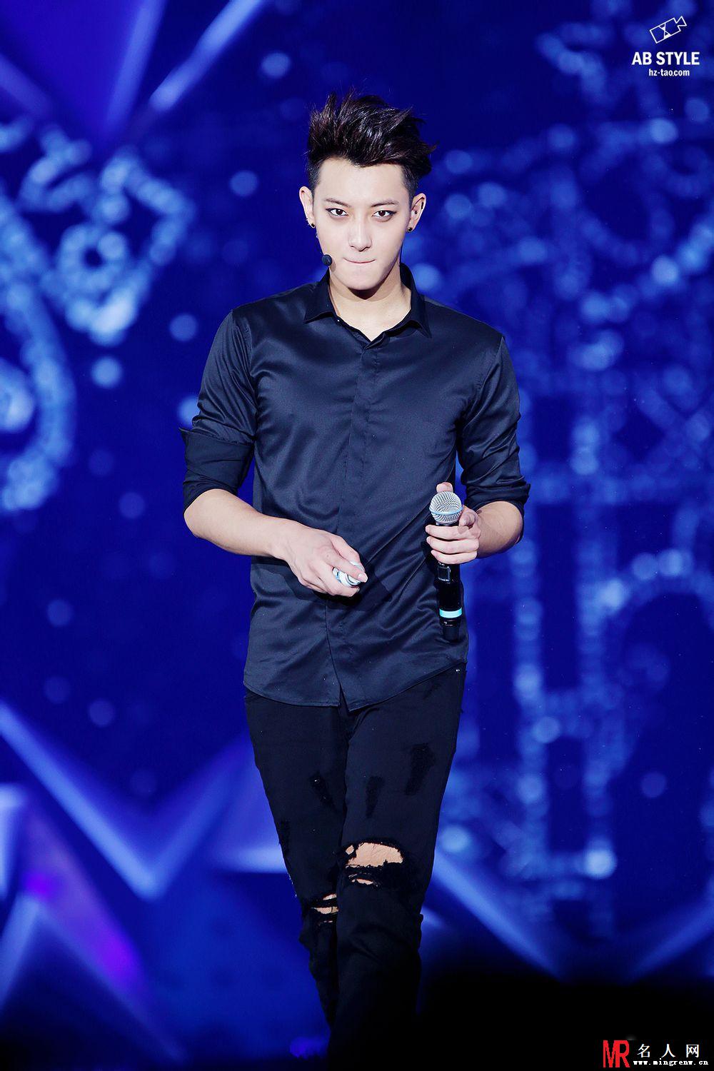 2014年11月EXO福冈CON演唱会黄子韬图片 嗨翻全场(1)