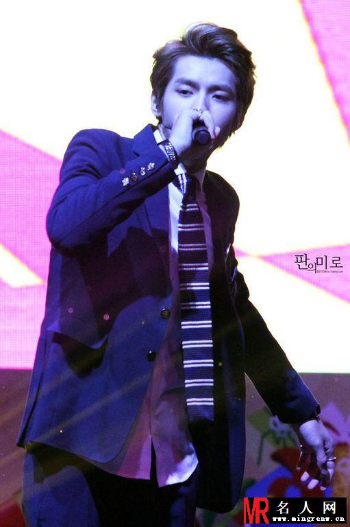 吴亦凡2013年亮相SKT日山公演与EXO众成员引爆全场激情(1)